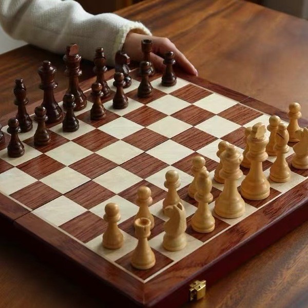 ชุดหมากรุกไม้แม่เหล็กพร้อมกระด - Board Game Queen บทวิจารณ์และราคา