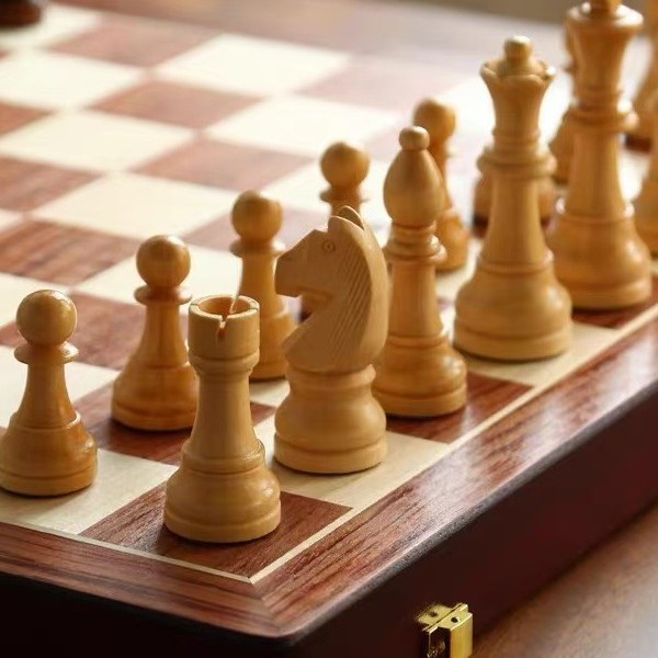 ชุดหมากรุกไม้แม่เหล็กพร้อมกระด - Board Game Queen บทวิจารณ์และราคา