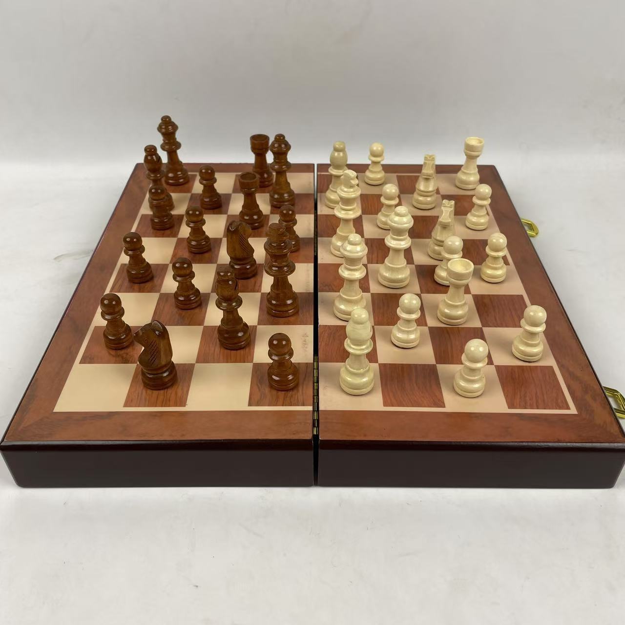 ชุดหมากรุกไม้แม่เหล็กพร้อมกระด - Board Game Queen บทวิจารณ์และราคา